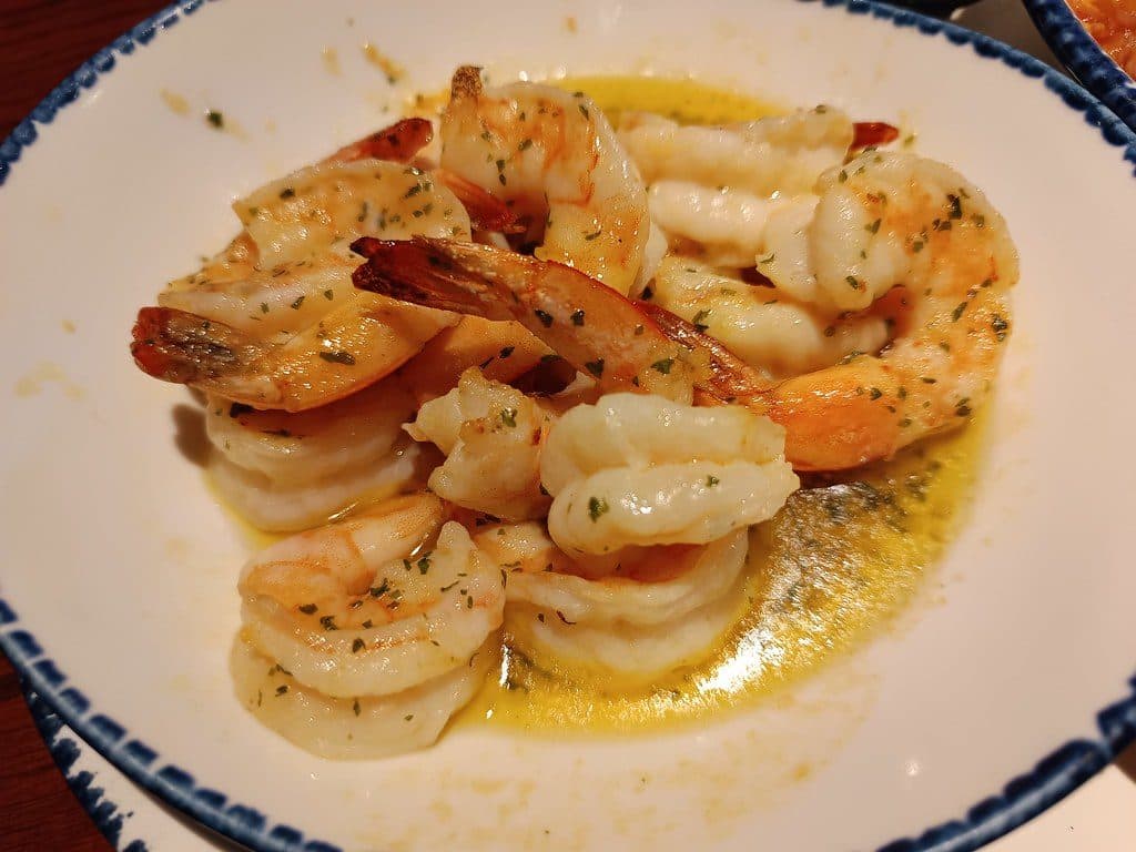 Camarão salteado na frigideira — Gambas al Ajillo, petisco preferido da casa