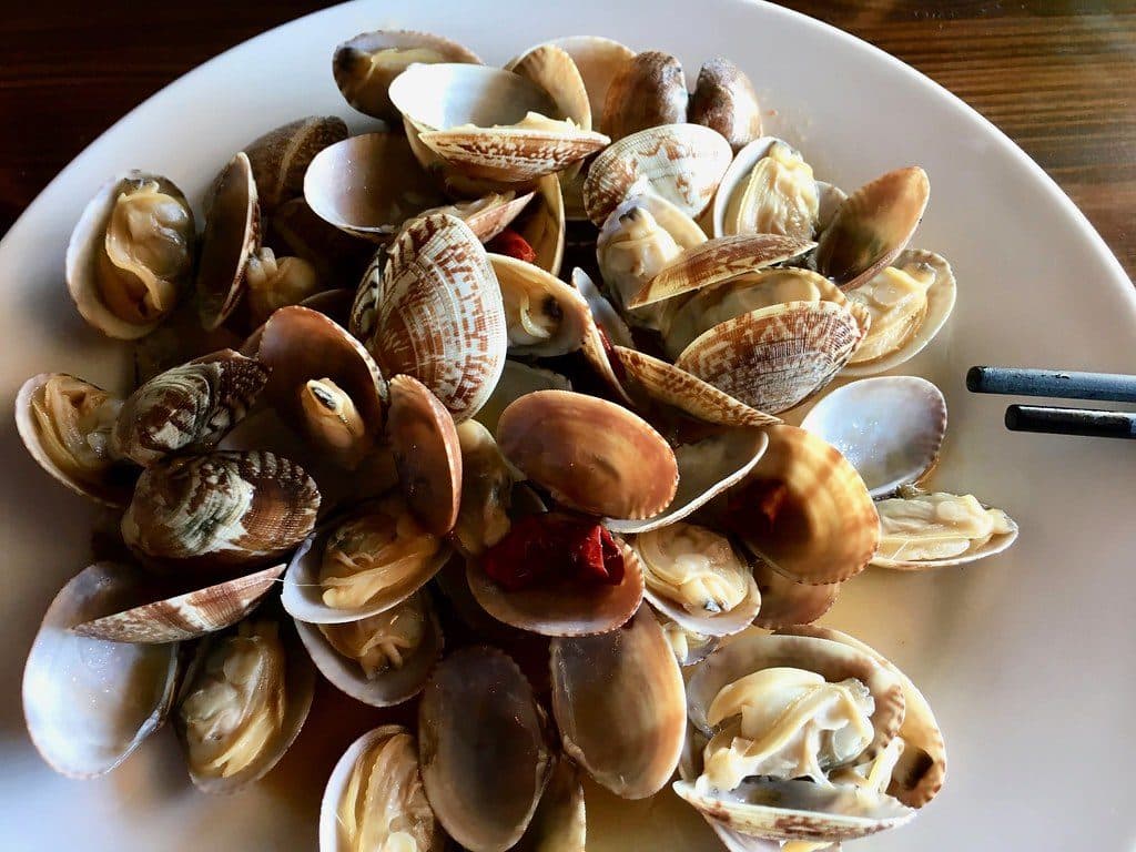 Foto de amêijoas à Bulhão Pato com pão torrado, Porto