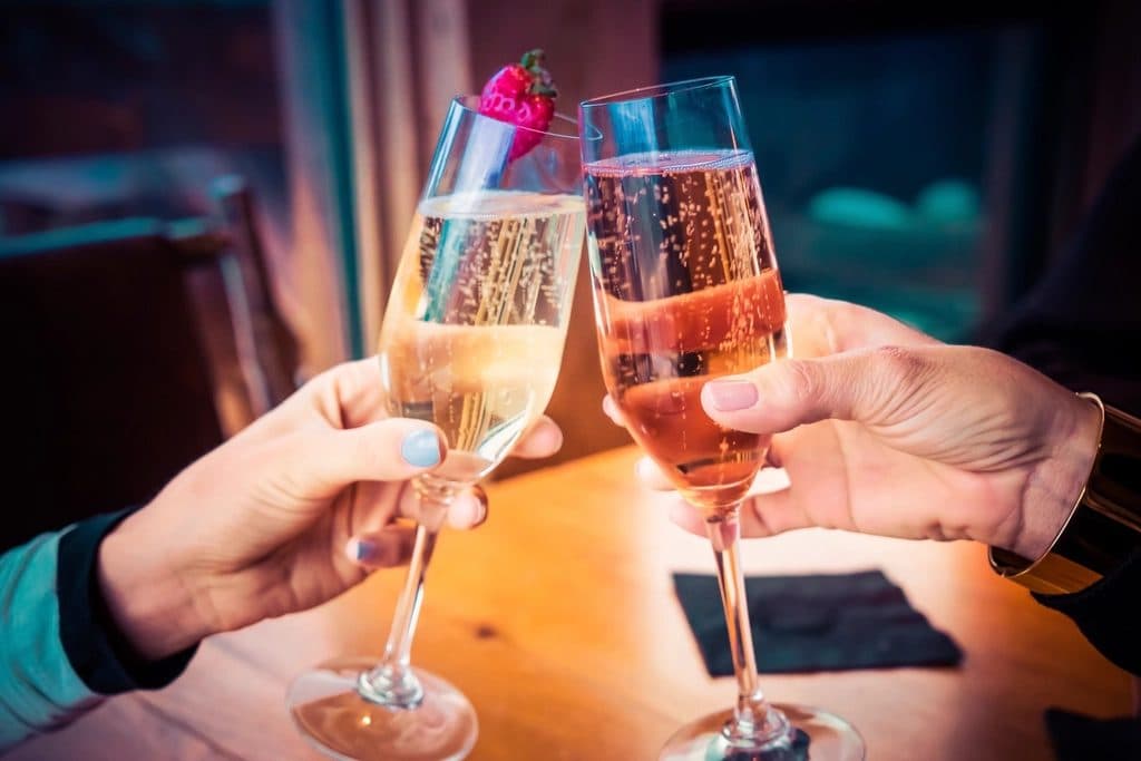 Copos de champanhe e espumante com bolhas finas — teor alcoólico explicado