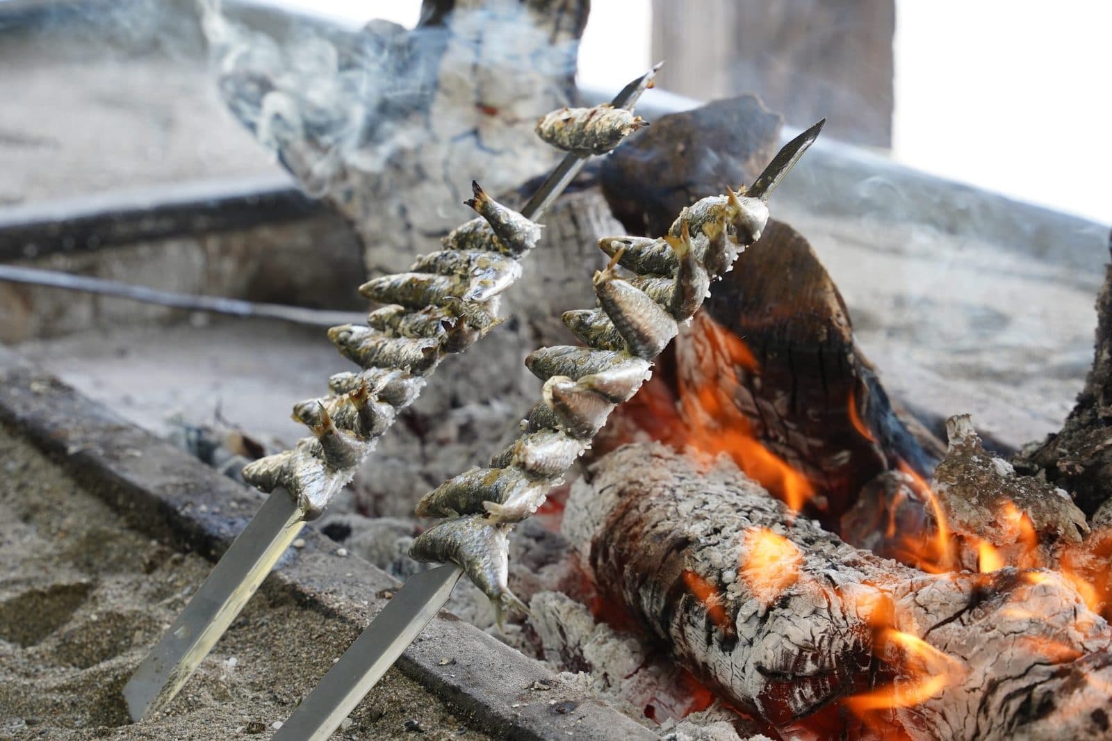 Peixe a grelhar na brasa na cidade do Porto — tradição da taberna