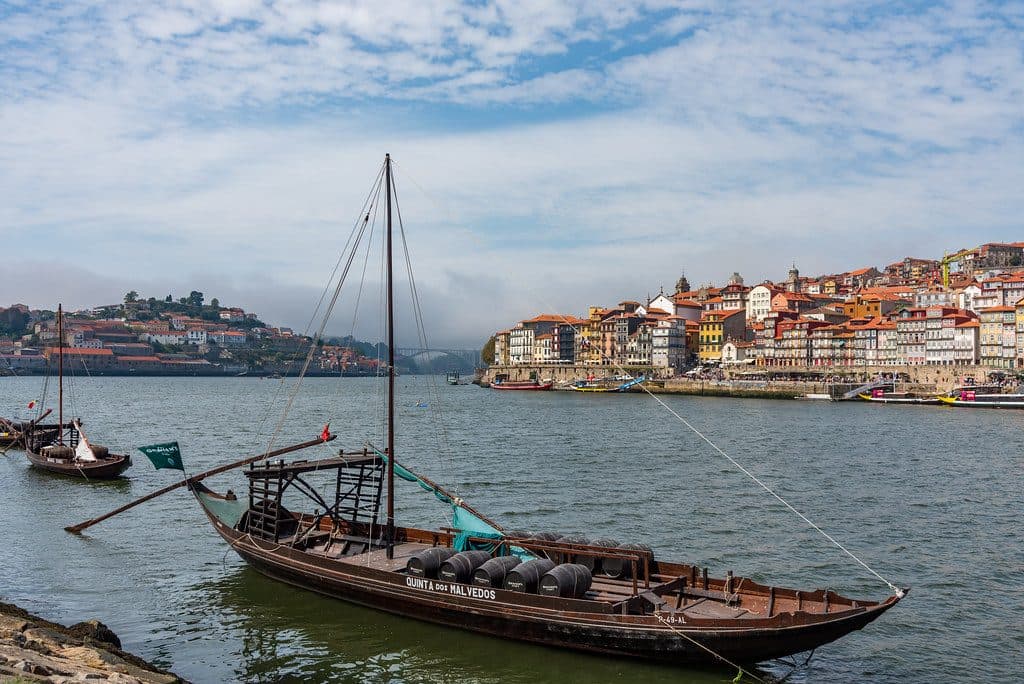 Imagem de barco rabelo tradicional no Douro ao entardecer
