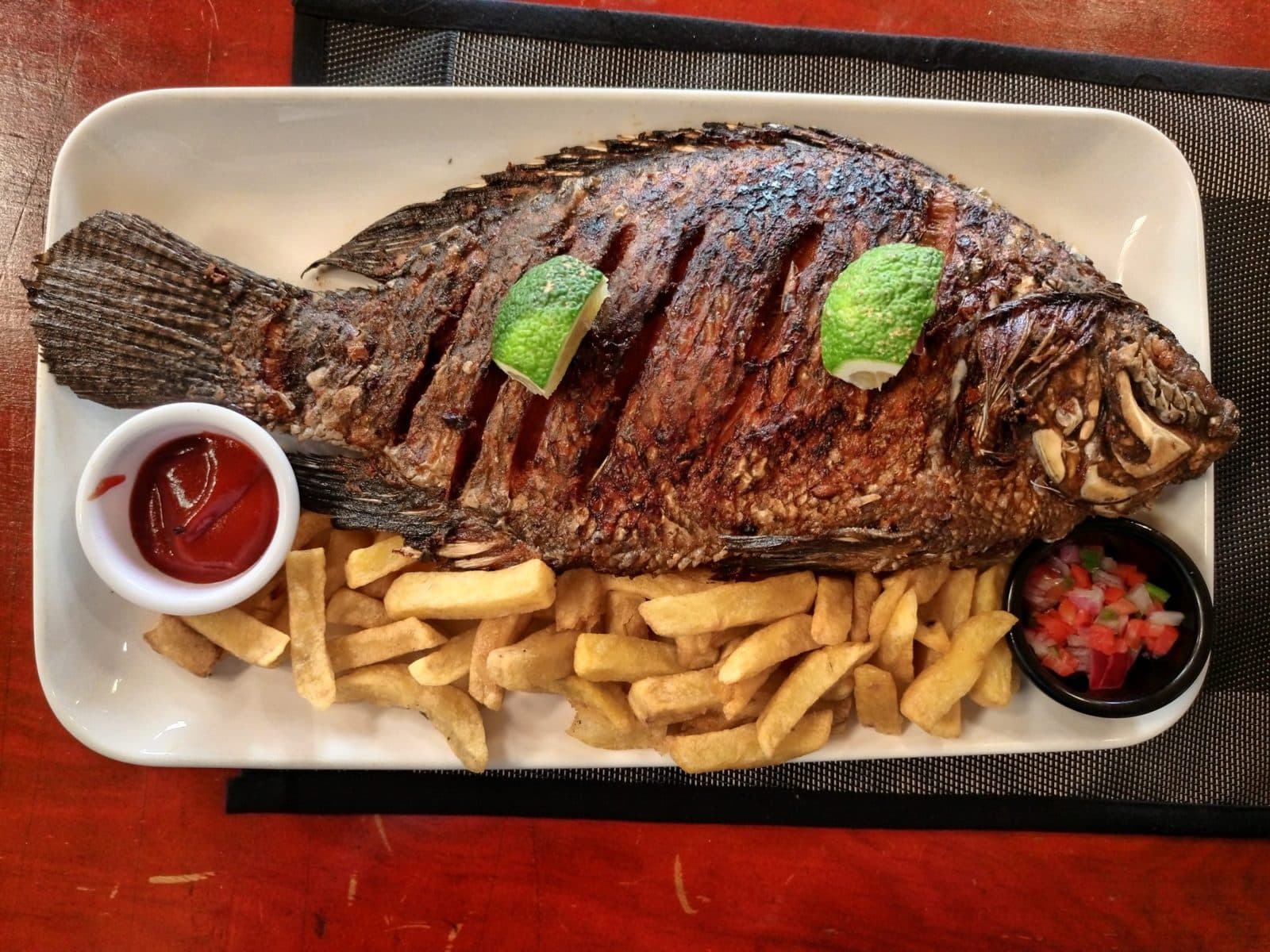 Foto de peixe inteiro grelhado — Taberna dos Mercadores imagens