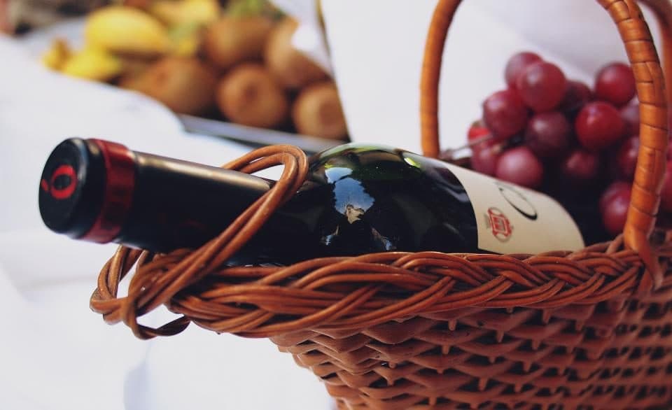 Garrafas de vinho e vermute numa prateleira — o aperitivo aromatizado
